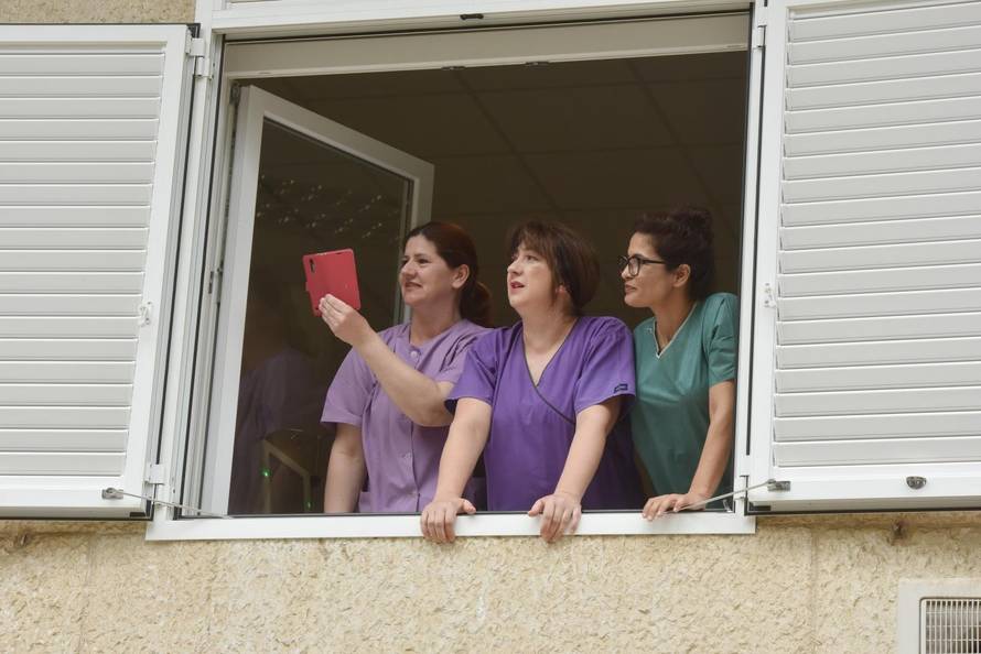 Dvojac zasvirao ispred bolnice u Šibeniku za sve djelatnike