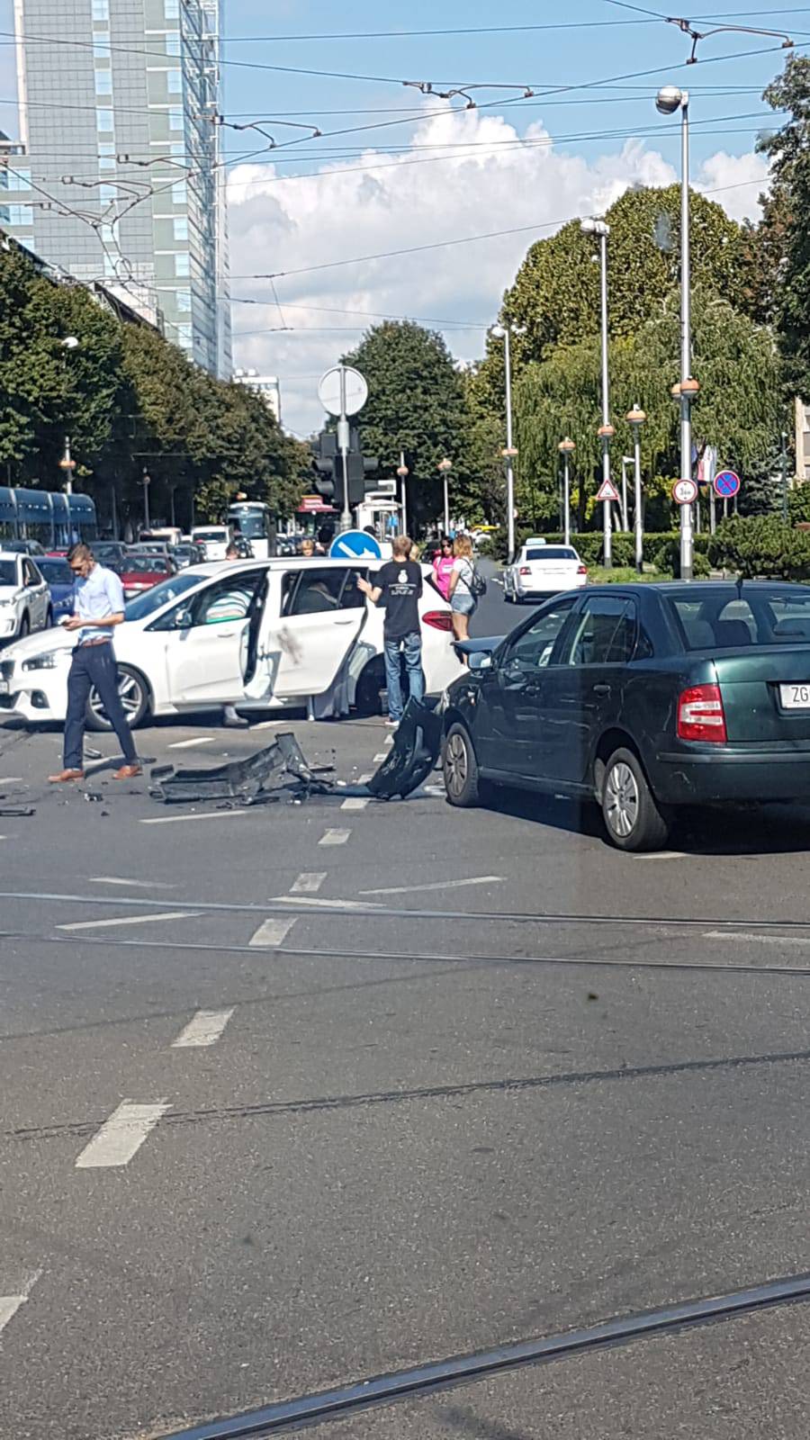 Nesreća u Zagrebu: U sudaru dva auta jedan čovjek ozlijeđen