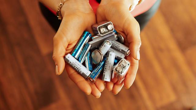 Koristite baterije koje se pune na punjaču ili ih reciklirajte