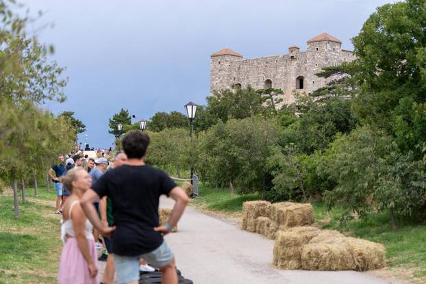 Senj: Održana 1. Senjska maškarana utrka 'Gravity race Senj 2025' podno tvrđave Nehaj