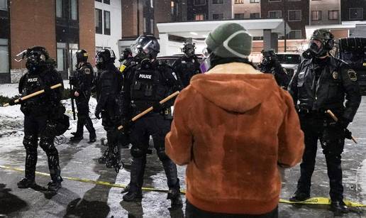 FOTO Trump smijenio svog 'tipa' za migrante, ljudi mu se skupili ispred hotela: 'Ti si obi&ccaron;ni rasist'