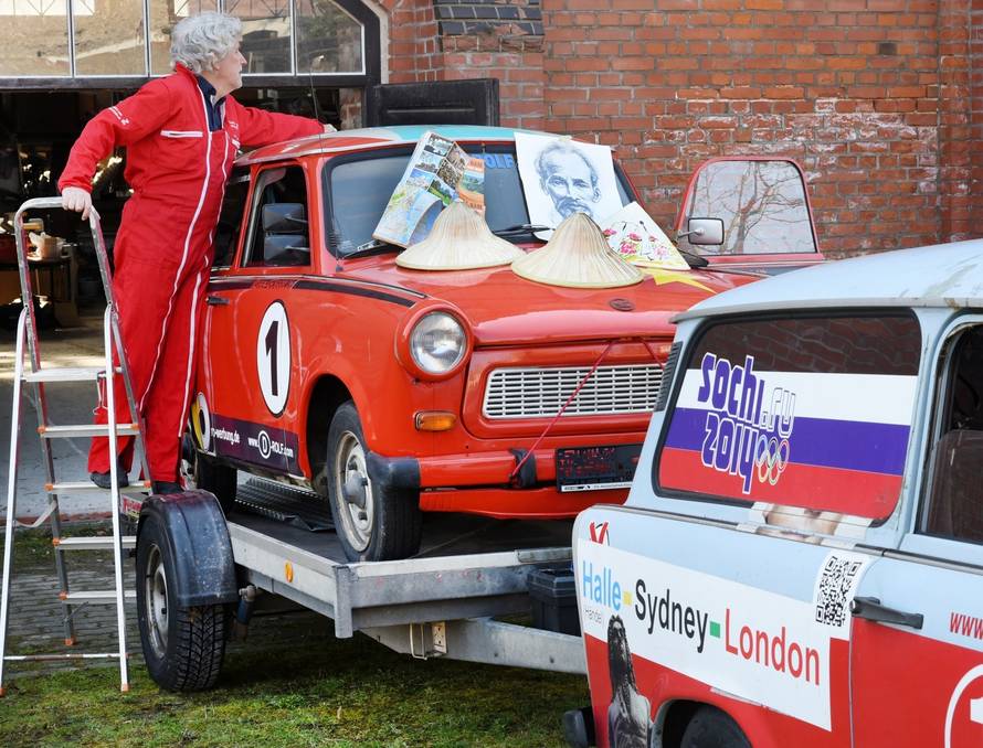Drehorgel-Rolf prepares trip to Vietnam with Trabi
