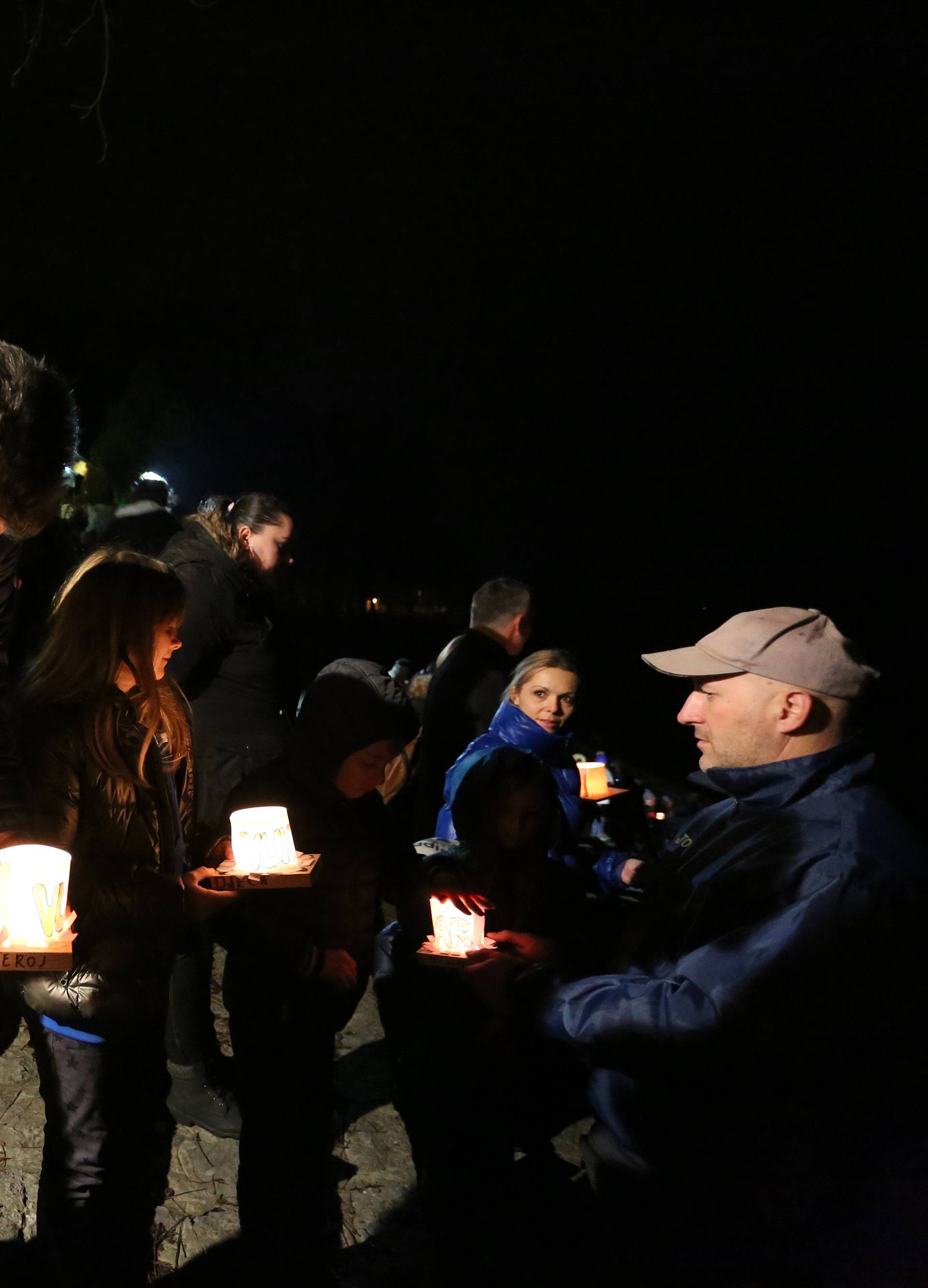 Karlovac: U rijeku Kupu puÅ¡teno 200 lampiona u spomen na 200 Å¾rtava OvÄare