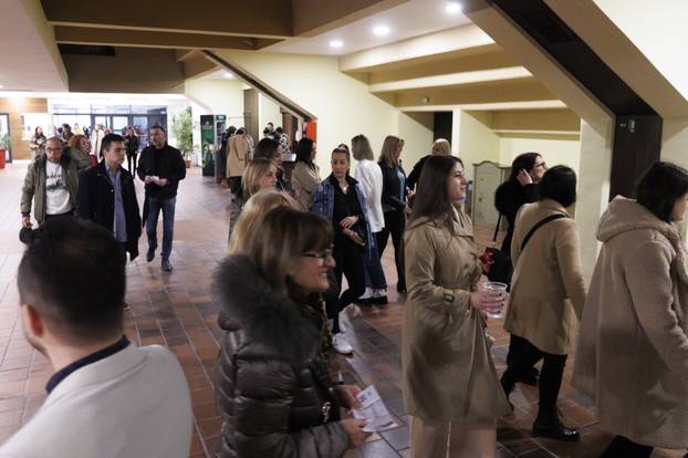 Brojni gledatelji stigli na predstavu Lepa Brena Project u Splitu