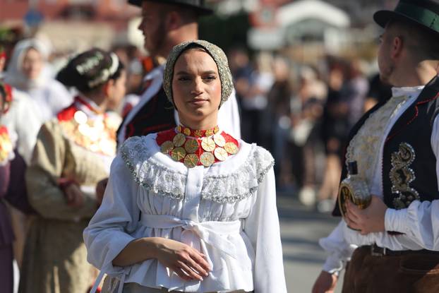 Vinkovci: Svečani mimohod sudionika 61. Vinkovačkih jeseni 