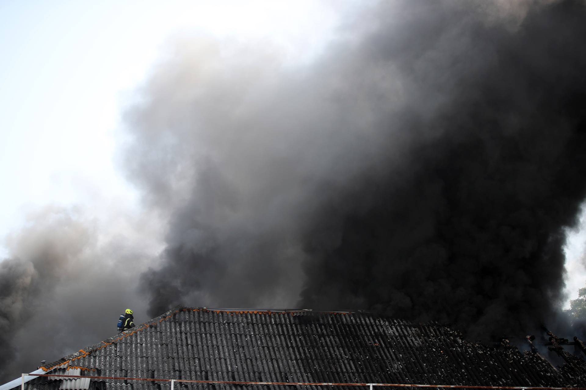 Zagreb: Gori objekt na Krugama, vatrogasci na terenu