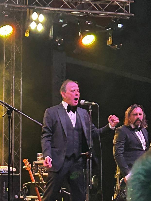 FOTO Prepoznajete li ga? Prlja se zanio na koncertu u Osijeku i ostao bez gustih crnih brkova!