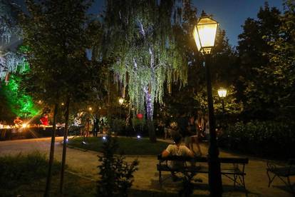 Zagreb: Noćni ugođaj u parku Bele IV. uz svjetlosno-zvučnu instalaciju