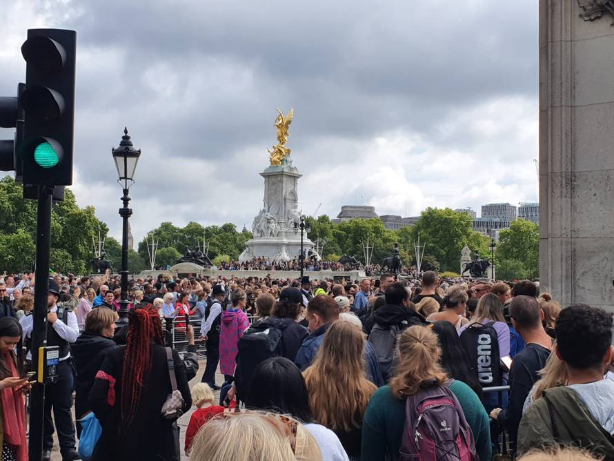 Javila nam se čitateljica ispred Buckinghamske palače: 'Na ulici su gužve, došli smo se oprostiti'