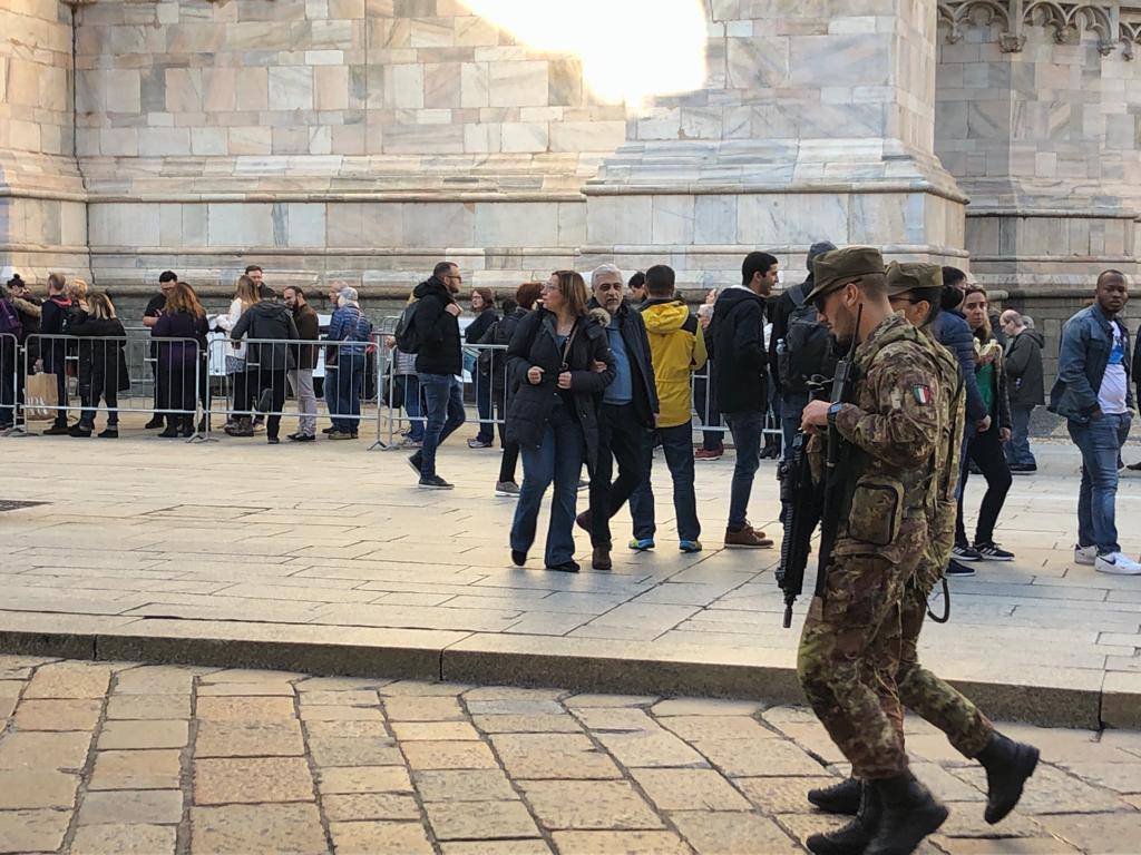Na Piazzi Duomo je mnoštvo policije, čak i naoružana vojska