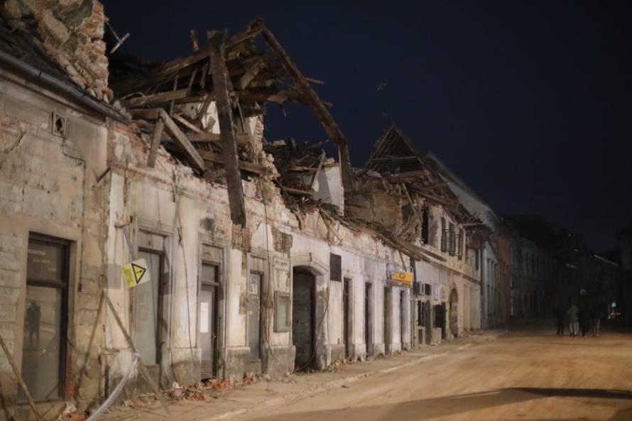 Puste ulice Petrinje s tek ponekim stanovnikom koji uklanja ruševine s ceste