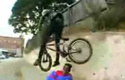 Skočio je biciklom sa zida, sletio na glavu beskućniku