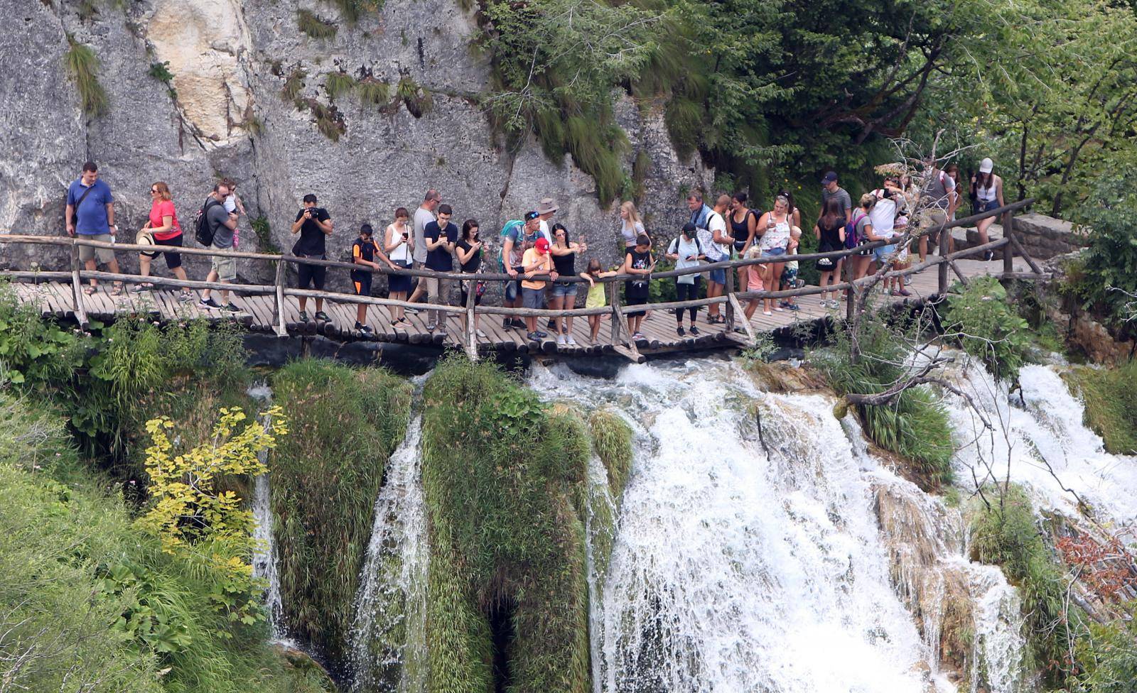 PlitviÄka jezera: Velike guÅ¾ve unatoÄ poskupljenju cijena ulaznica