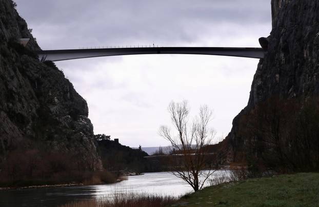 Spajanje posljednjih centimetara mosta u Omišu 