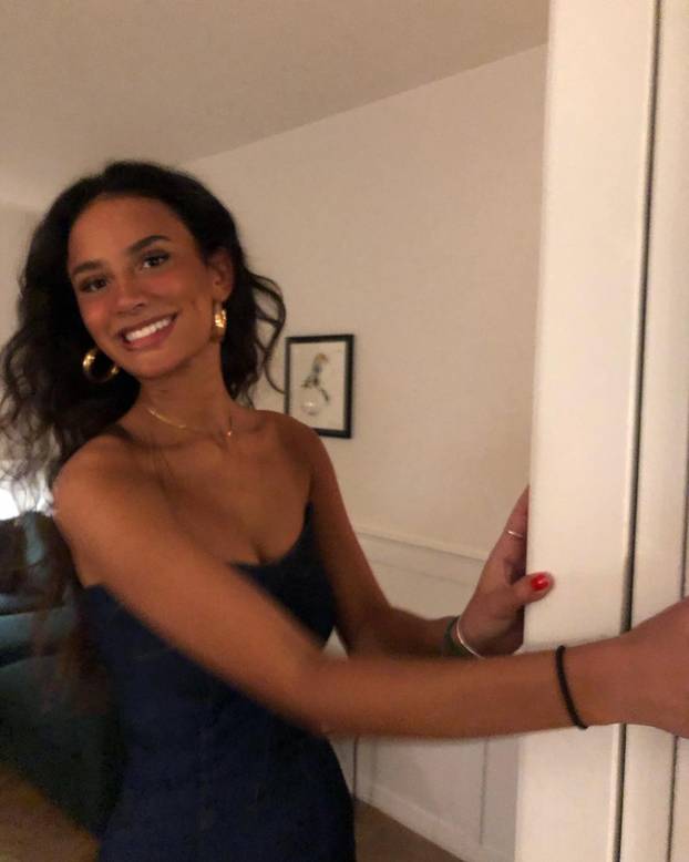 Šuškalo se da joj dečko spava sa zvijezdom platforme za odrasle. Objavom ušutkala sve tračeve