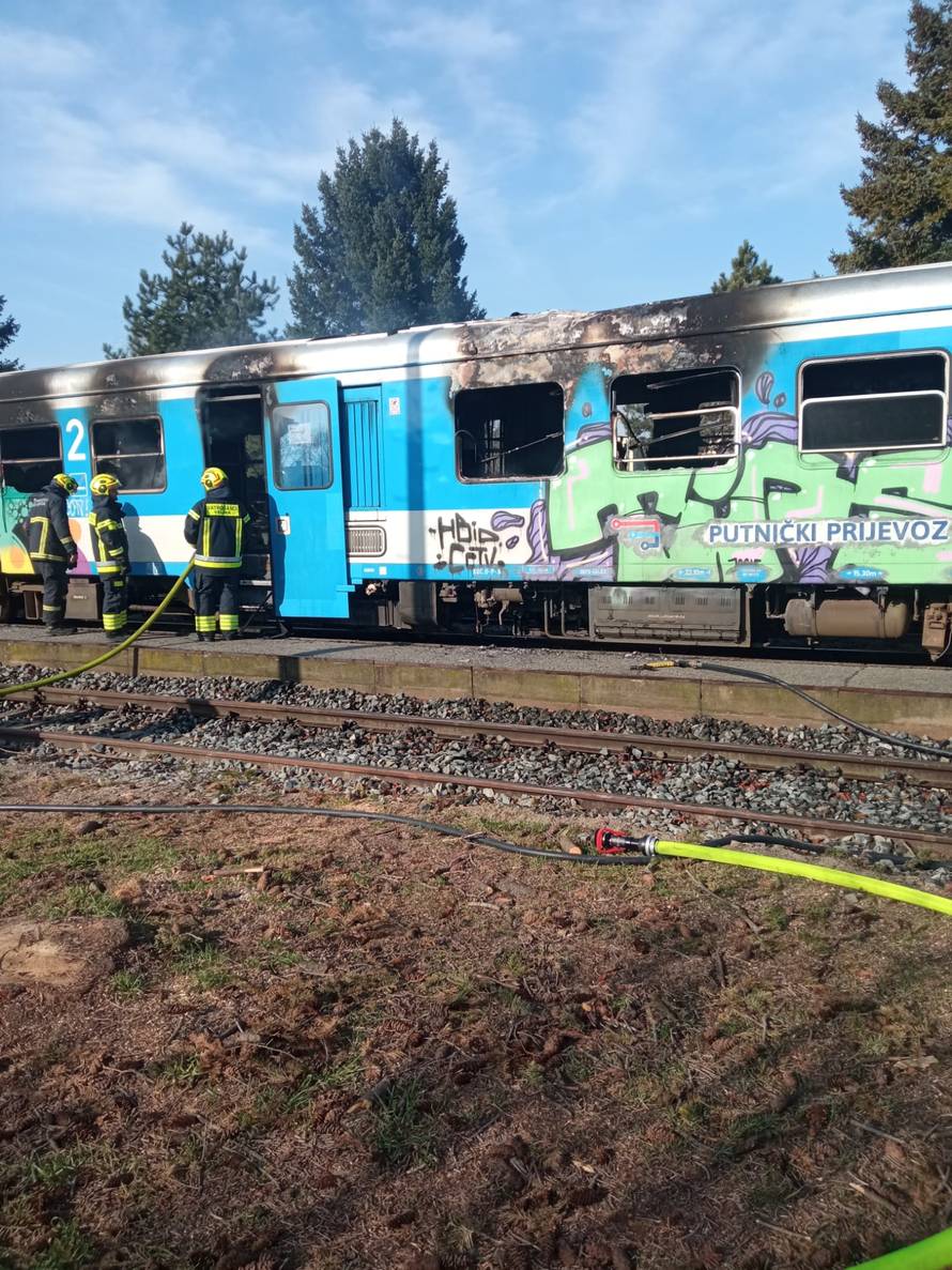 BUKTINJA U SLAVONIJI Planuo putnički vlak na kolodvoru!