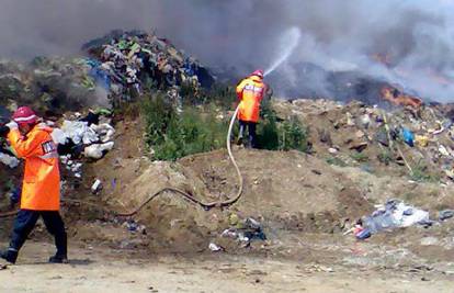 Vatrogasci satima gasili vatru na odlagalištu otpada