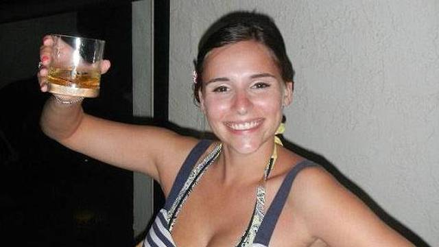 Pijana putnica 19-godišnjakinji lizala uho i pokušala je silovati