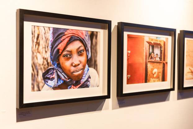 Osijek: Svečano otvorenje izložbe fotografija fotoreporterke Pixsella Emice Elveđi "Srce za Afriku"