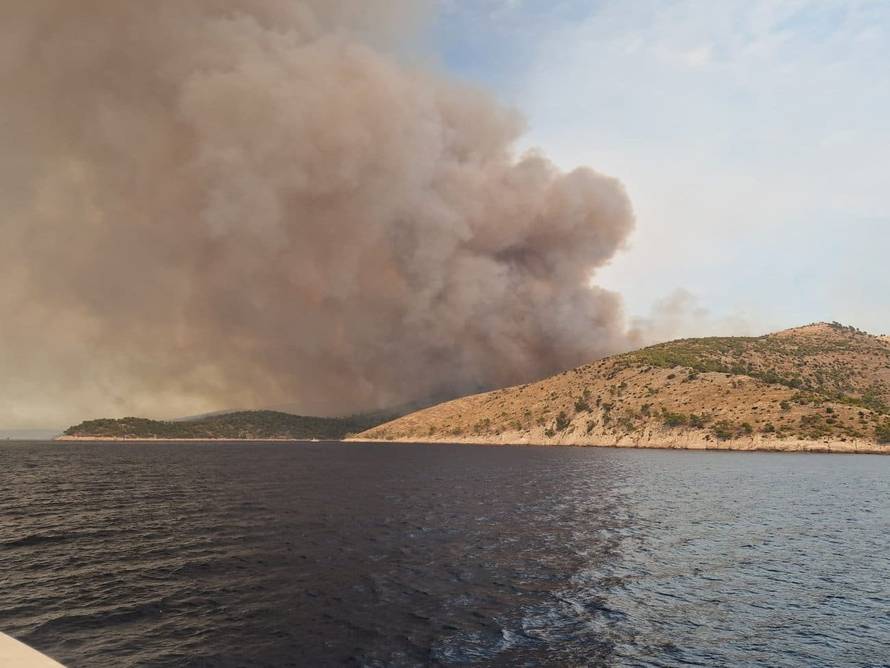 FOTO Dramatični prizori s Brača, ovako požar izgleda s mora, buktinja zahvatila 1500 hektara