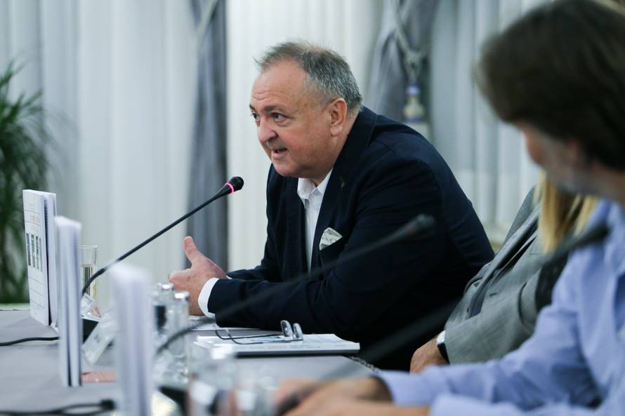 'Uređivanje medija u današnje doba je kao vožnja dva bolida'
