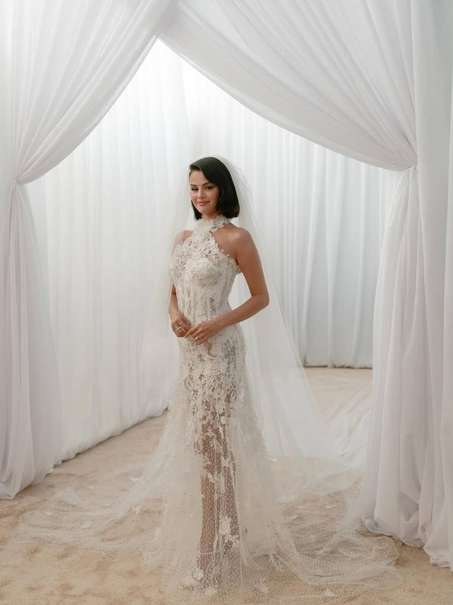 Selena Gomez pokazala sve tri vjenčanice, ali i neobični detalj koji je mnoge iznenadio