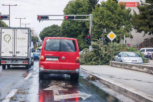 Nevrijeme poharalo Split, vatrogasci imaju pune ruke posla