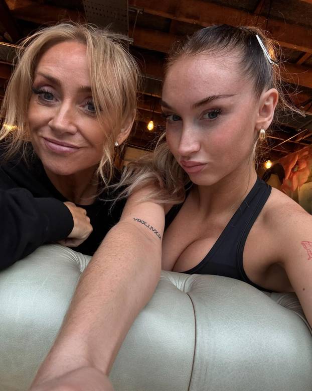 FOTO Bujna kći legende Uniteda provocira oskudnim izdanjima