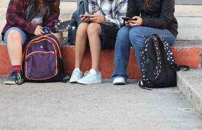 Dosta je svađa institucija preko novina, primite se posla, nađite rješenje i vratite djecu u škole