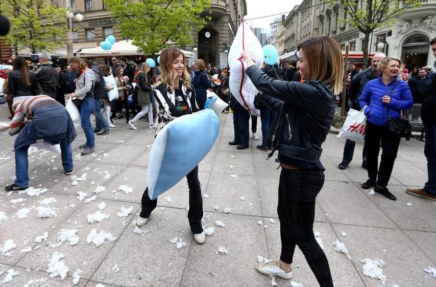 Dvjesto se ljudi potuklo usred Cvjetnog trga i to - jastucima