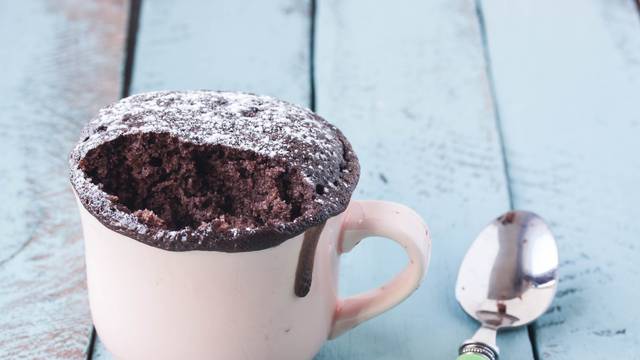 U samo par minuta napravite ukusan čokoladni kolač iz šalice