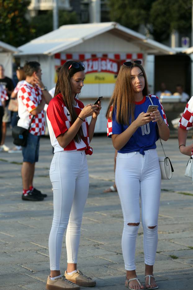 Rijeka: Na gatu Karoline rijeÄke navijaÄi prate utakmicu Argentina - Hrvatska