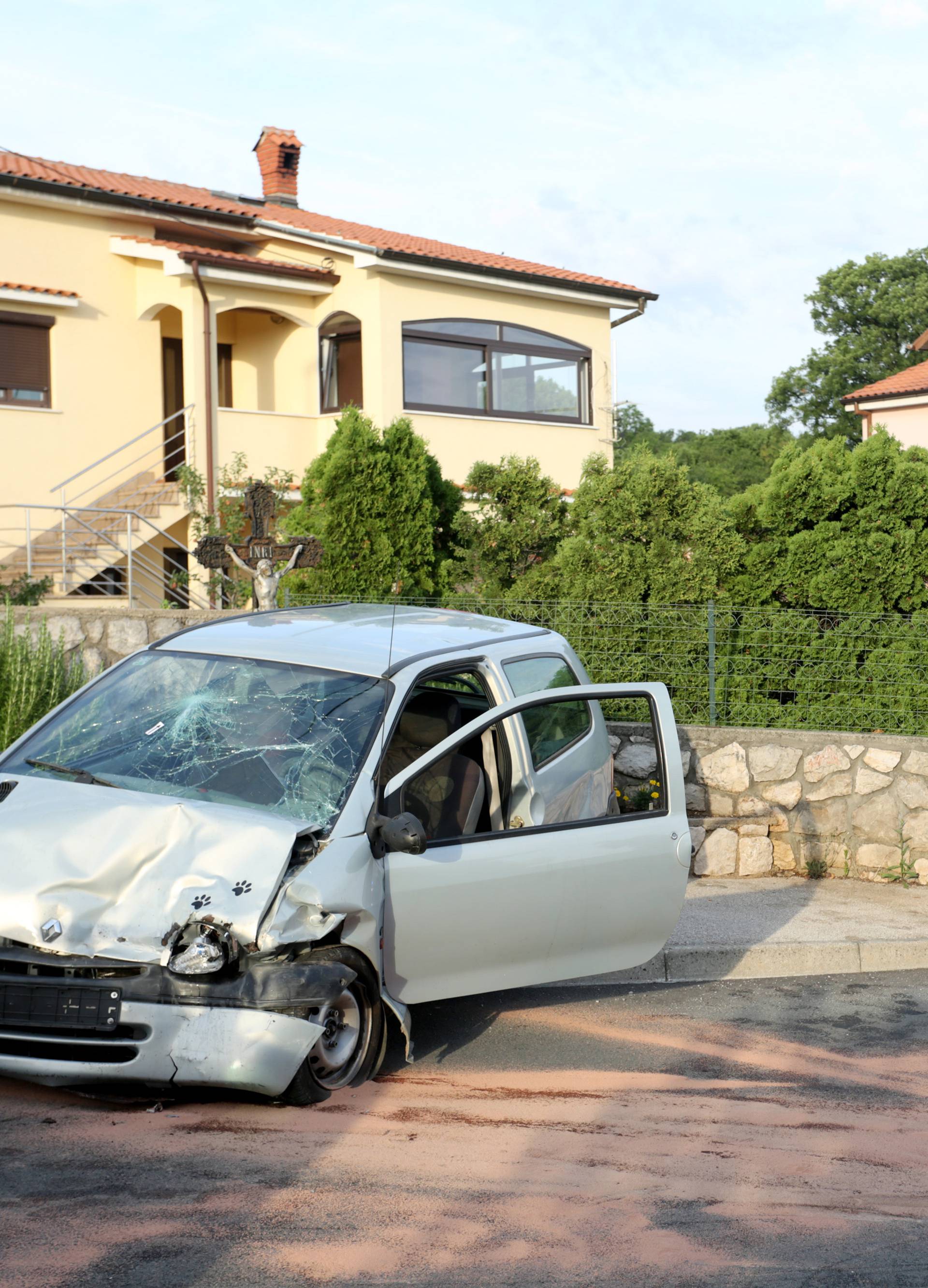 Četvero ljudi je ozlijeđeno u sudaru dva automobila u Rijeci