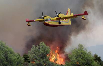 Zapalila se borova šuma kraj Omiša, požar gasi i kanader