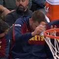 VIDEO Nikola Jokić komunicirao s Darijom Šarićem pa odjednom izgubio živce i bacio bočicu!