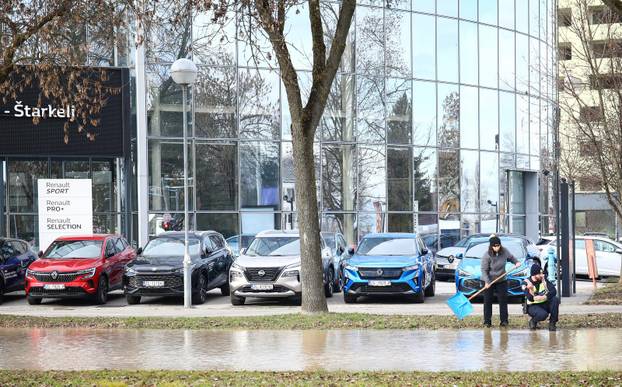 Zagreb: Poplava u Ukrajinskoj ulici zbog puknuća cijevi