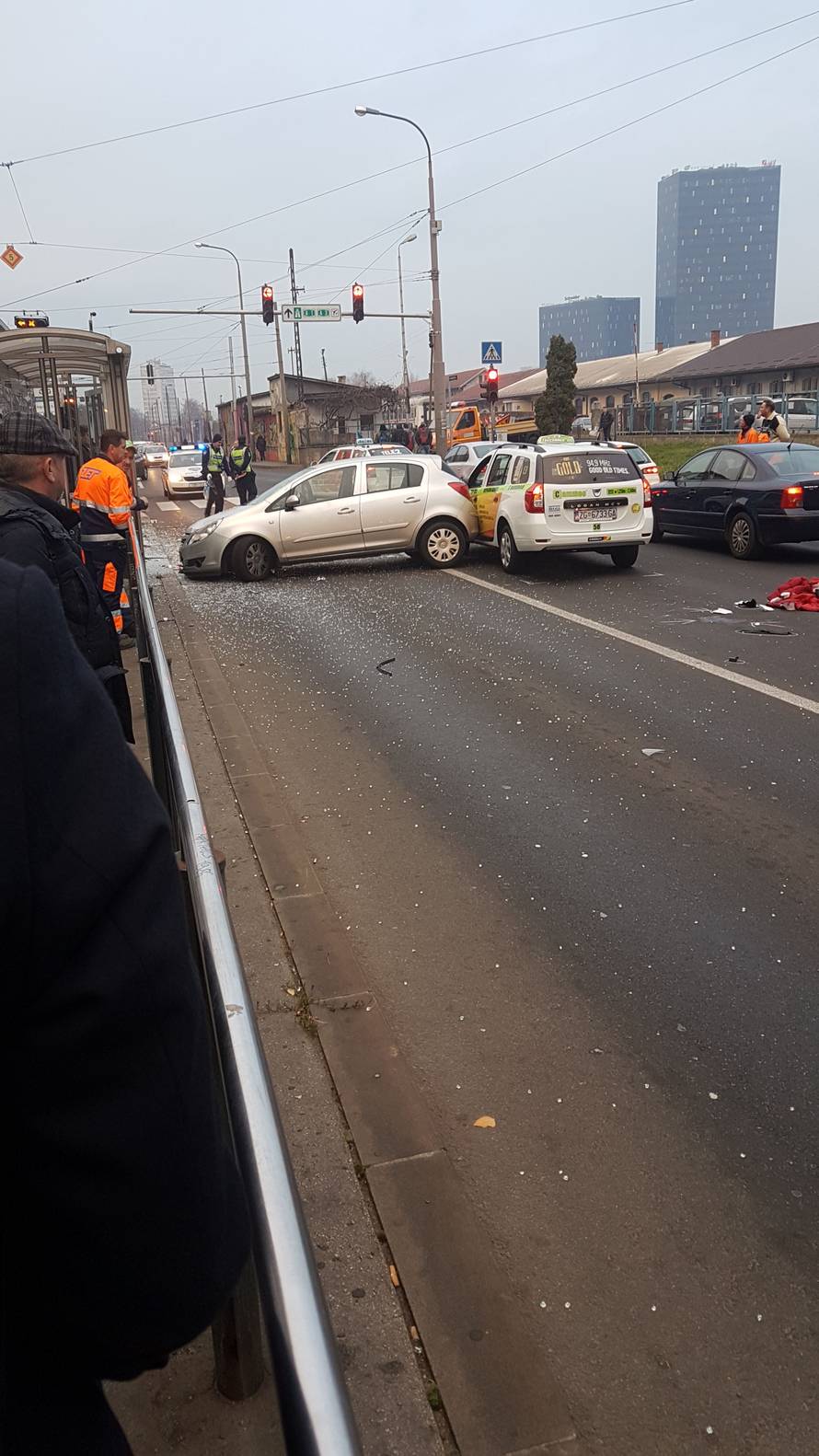 Prelazila cestu na crveno pa ju je udario auto i teško ozlijedio