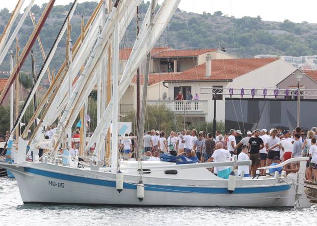 FOTO Čuvari stoljetne tradicije: Drveni brodovi utrkivali se na 'Regati za dušu i tilo' u Betini