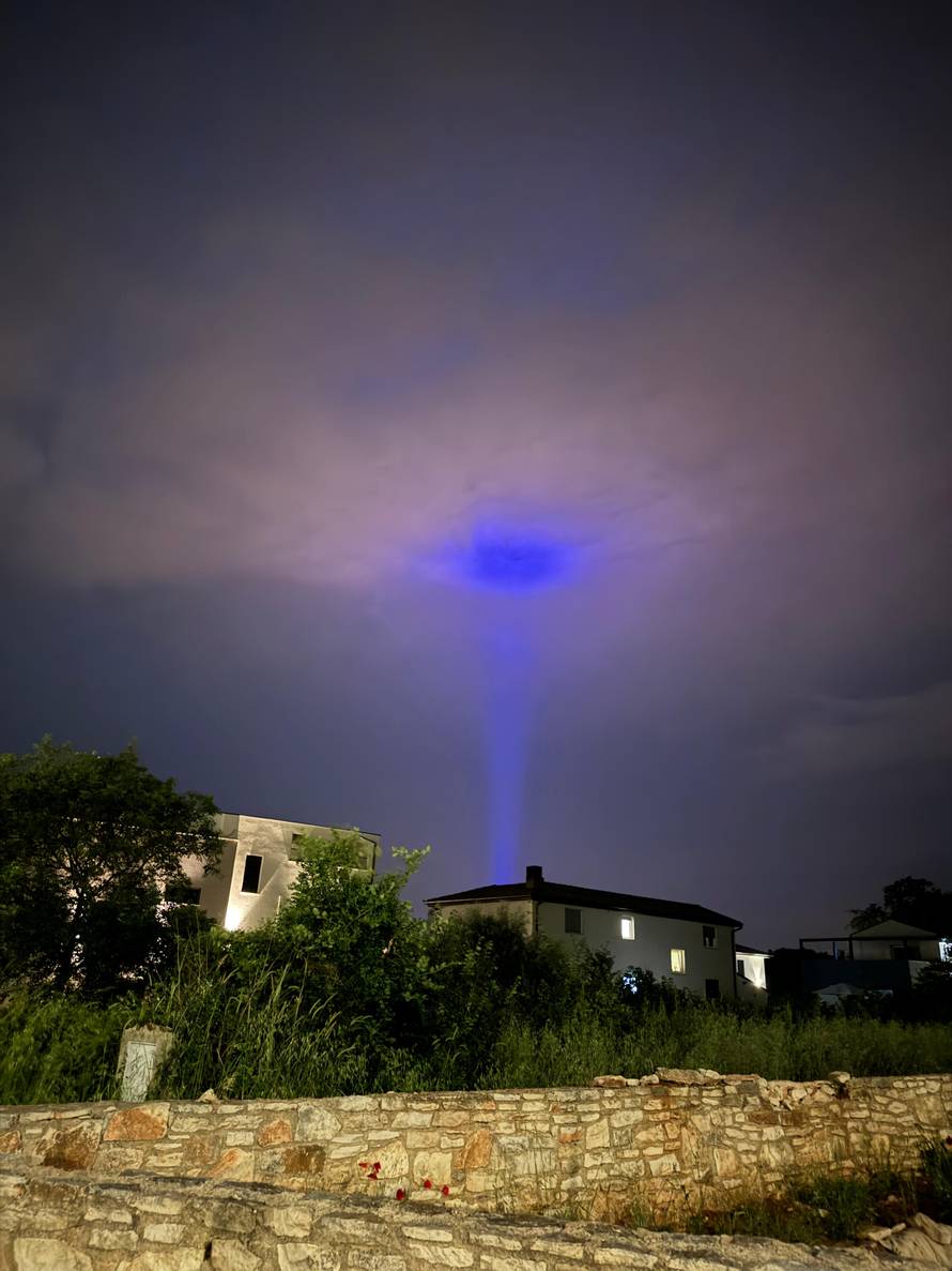 VIDEO Pojavilo se misteriozno svjetlo na nebu iznad Pule: 'Možda su to bili mali zeleni...'
