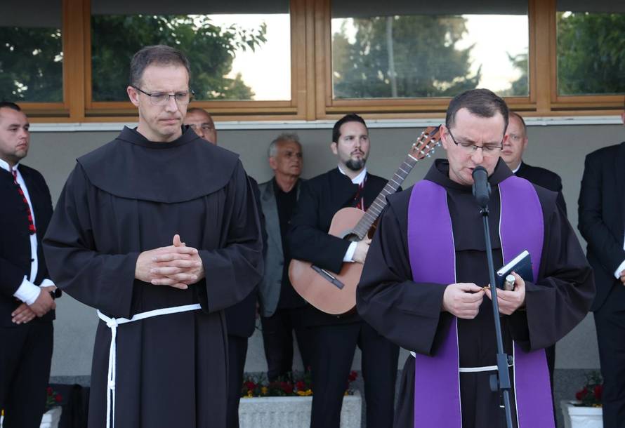 Drniš: Mirno okupljanje,prosvjed i molitva za ubijenog Luku Milovca