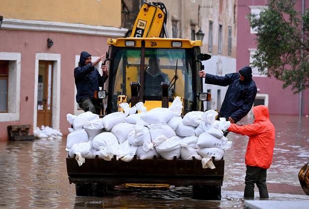 Obrovac: Građani uz pomoć vatrogasaca i dalje se bore s vodom u poplavljenom Obrovcu