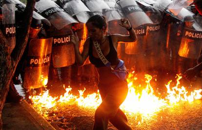 Neredi nakon izbora: Policija je suzavcem i gumenim metcima tjerala prosvjednike u Venezueli