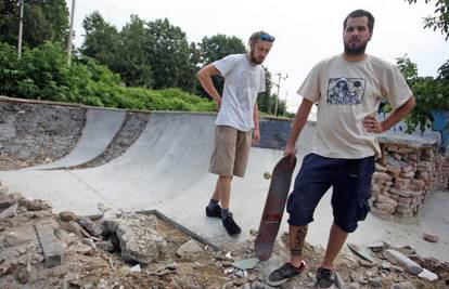 Bageri došli srušiti skate park u SC-u, pokušali ih zaustaviti