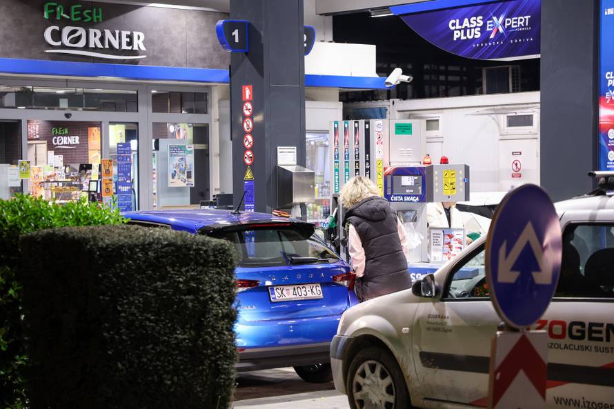 Zagreb: Gužve na benzskim postajama zbog najavljenog poskupljenja 