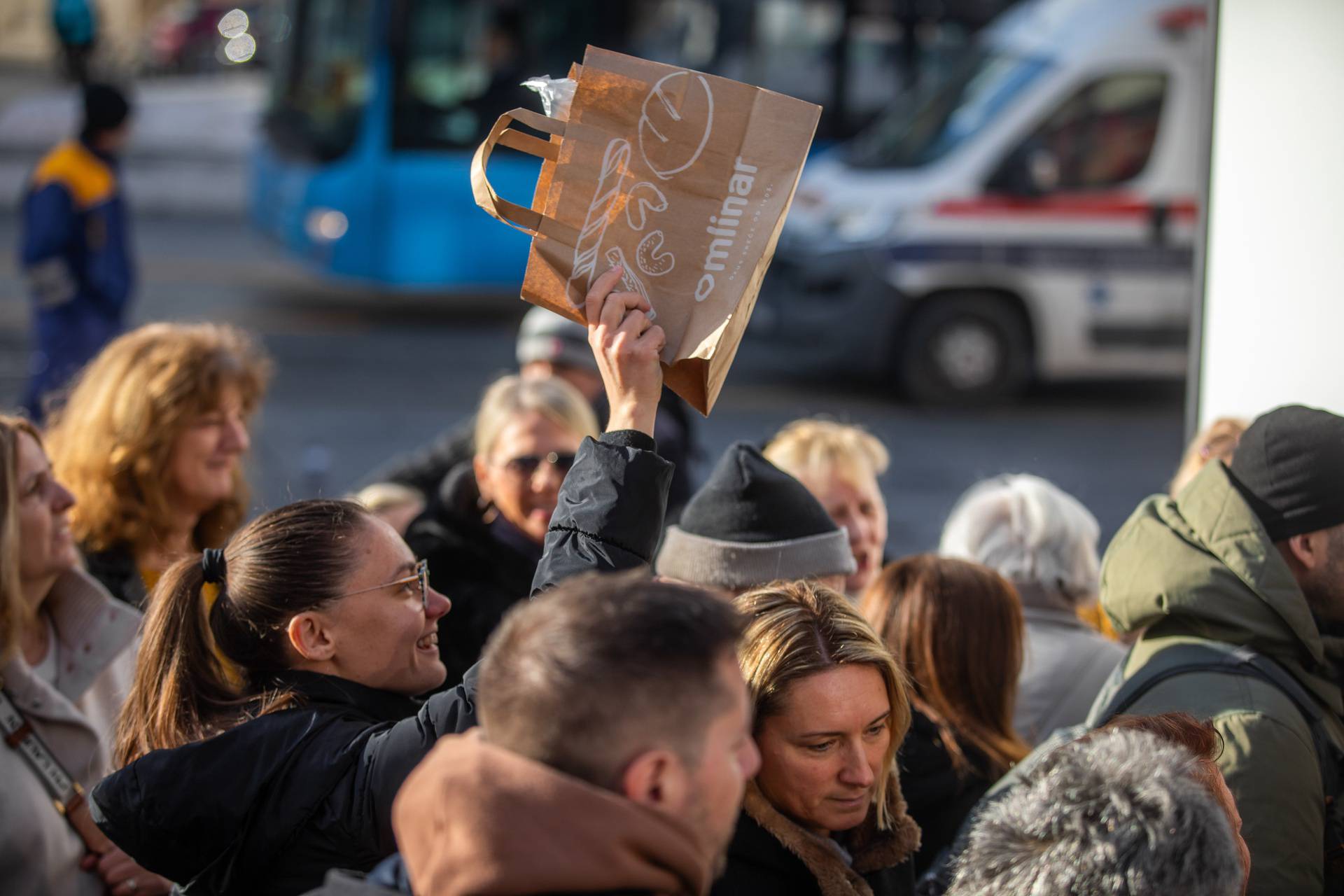 Neočekivano darivanje: Za sat vremena planulo više od pola tone Mlinarovih božićnih kolača