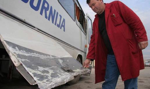 Mladići ukrali autobus i zabijali se po selu u zidove