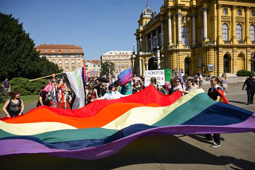 Zagreb: 24. Povorka ponosa LBGTIQ zajednica "Puna usta ponosa" prolazi centrom grada