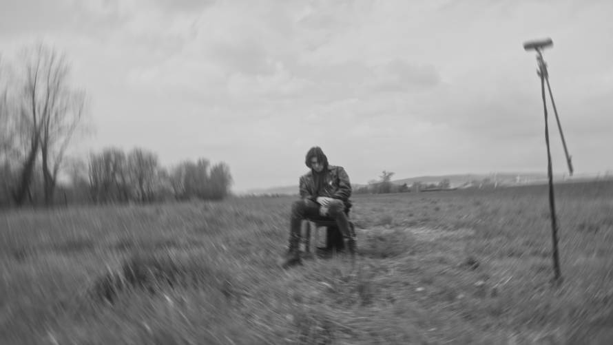 Devin predstavio singl 'I could never' o ljubavi bez iluzija