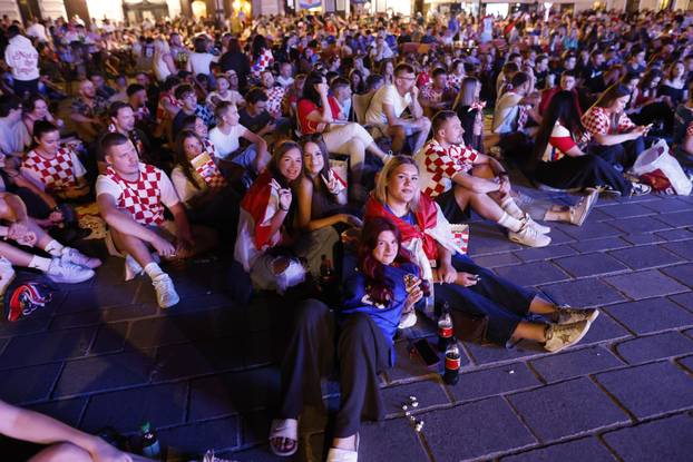 Osijek: Navijači prate utakmicu Hrvatska  - Portugal 