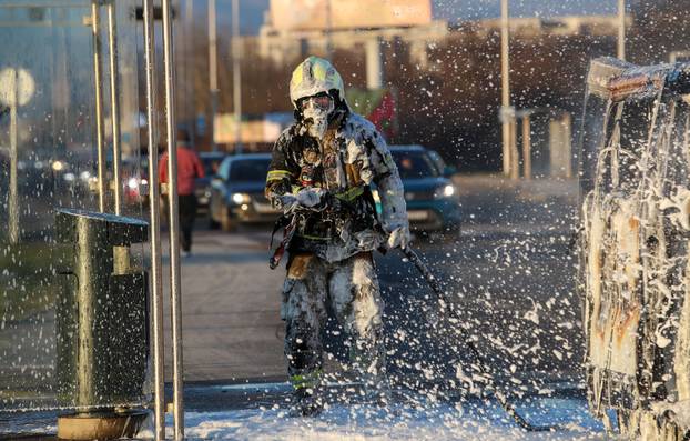 Zagreb: Požar kombi vozila na  Aveniji Većeslava Holjevca